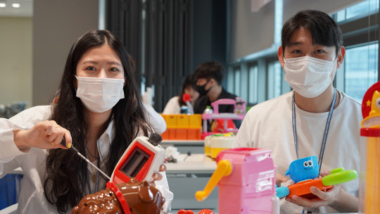 CJ올리브네트웍스 임직원들이 장난감 수리봉사에 참여하고 있다.  CJ올리브네트웍스 제공